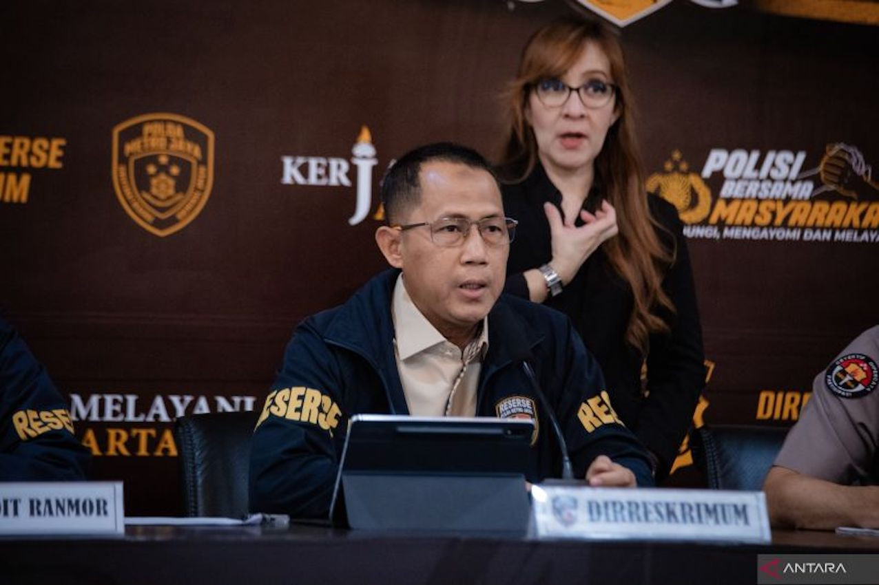 Seorang perwira Polda Metro Jaya memberikan keterangan kepada wartawan