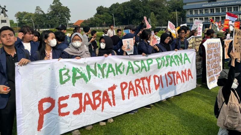 Mahasiswa berunjuk rasa menyuarakan tuntutan penanganan karhutla