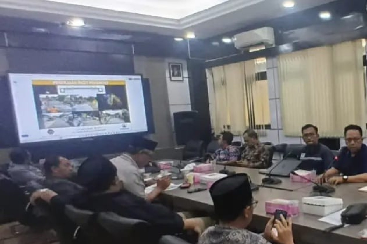 Rapat dengar pendapat Komisi DPRD Gresik dengan dinas dan kontraktor proyek jalan