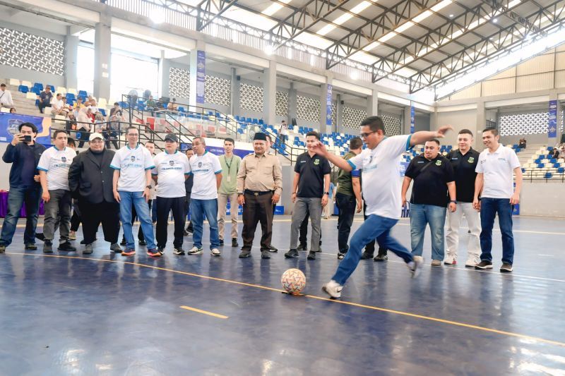 Pelajar bermain futsal dalam pertandingan antarpelajar