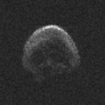 Ilustrasi asteroid berbentuk tengkorak yang melintas di dekat Bumi pada malam Halloween