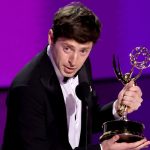 Komedian Alex Edelman di karpet merah ajang penghargaan Emmy