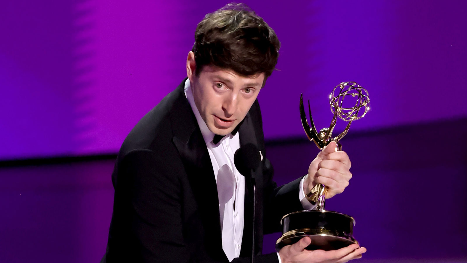 Komedian Alex Edelman di karpet merah ajang penghargaan Emmy