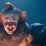 Adegan menyeramkan dari serial It: Welcome to Derry dengan suasana kota yang gelap