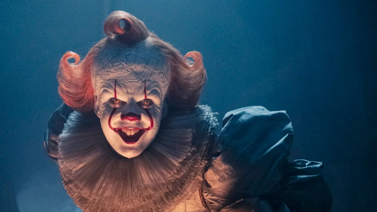 Adegan menyeramkan dari serial It: Welcome to Derry dengan suasana kota yang gelap