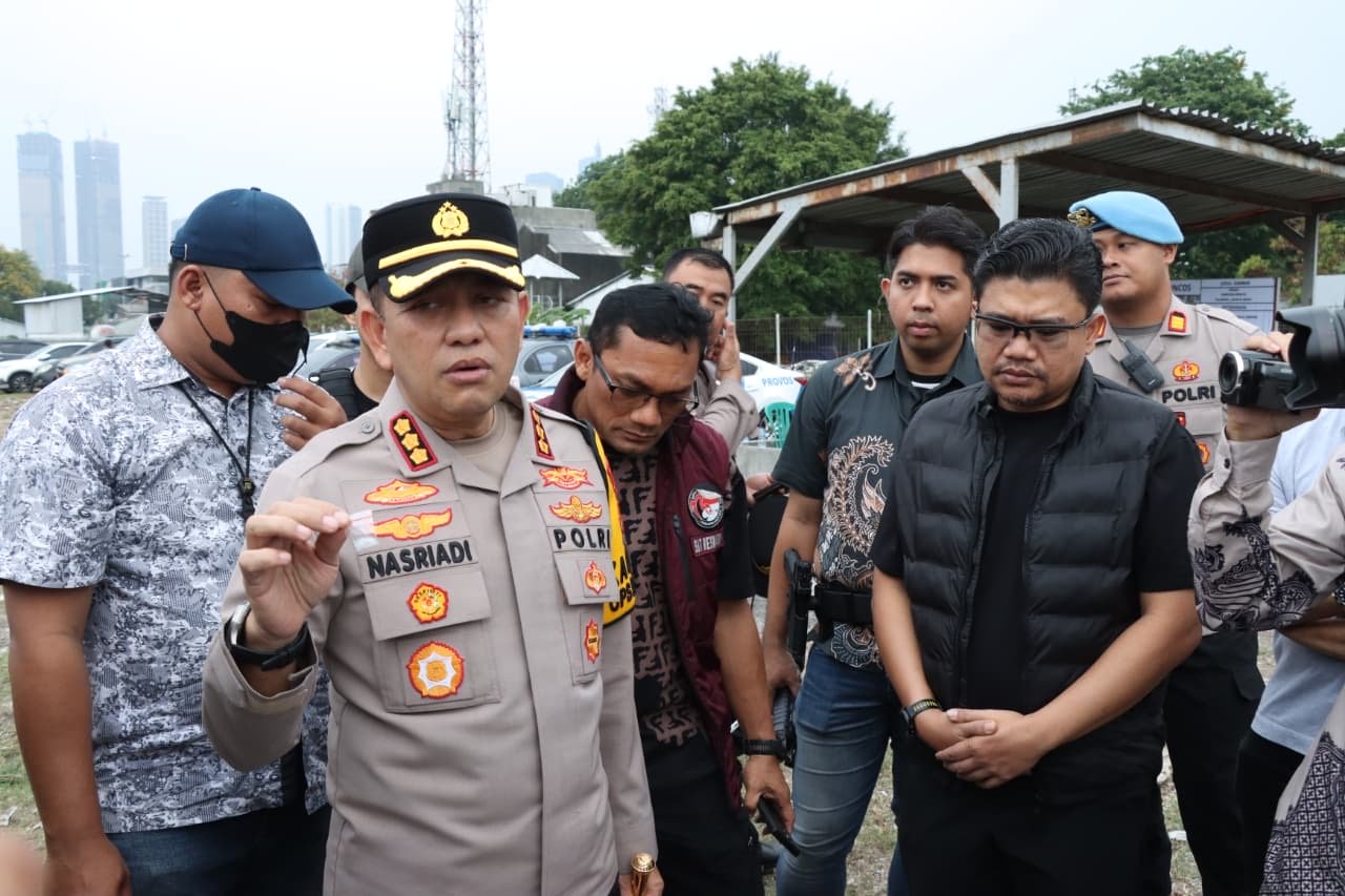 Kapolres Metro Jakarta Barat Kombes Nasriadi menunjukkan barang bukti saat penggerebekan