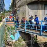 Warga bergotong royong membersihkan puing bangunan pascabanjir bandang di Cipaganti, Bandung