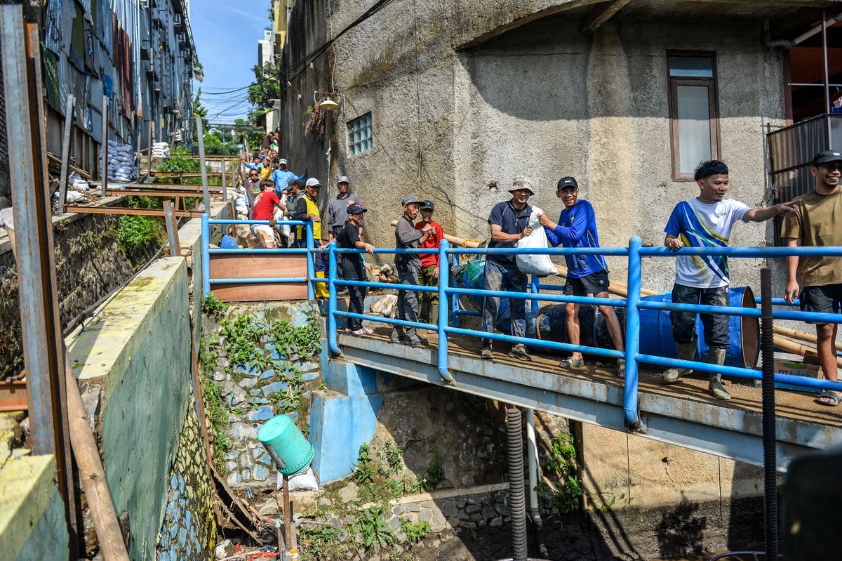 Warga bergotong royong membersihkan puing bangunan pascabanjir bandang di Cipaganti, Bandung