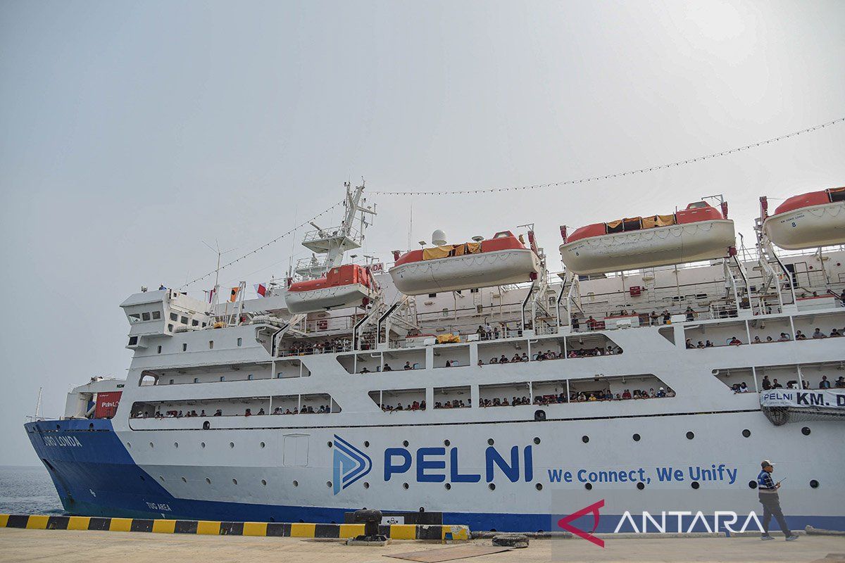 KM Dorolonda bersandar di Pelabuhan Donggala, Sulawesi Tengah