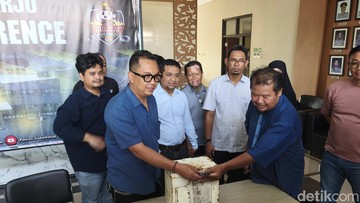 Penyerahan kembali barang yang sempat disita kepada pengurus pesantren di Mapolres Sukoharjo