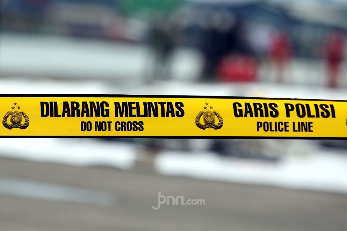 Garis polisi terpasang di lokasi kecelakaan lalu lintas