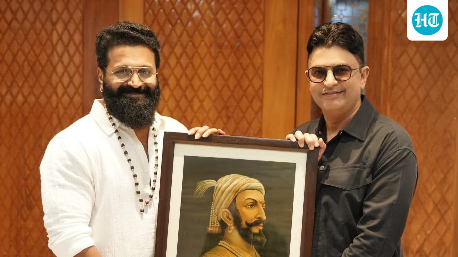 Bhushan Kumar dan Rishab Shetty dalam pengumuman film tentang Chhatrapati Shivaji Maharaj