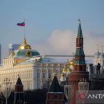 Bendera nasional Rusia berkibar di Kremlin, Moskow