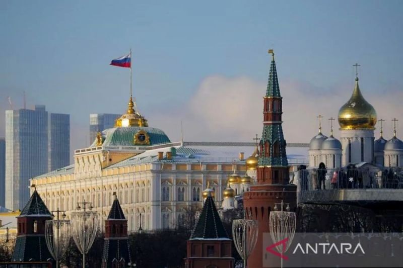 Bendera nasional Rusia berkibar di Kremlin, Moskow