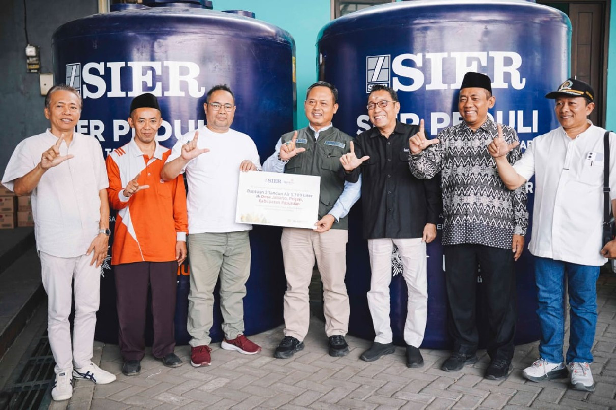 Penyaluran tandon air bantuan untuk warga Desa Jatiarjo