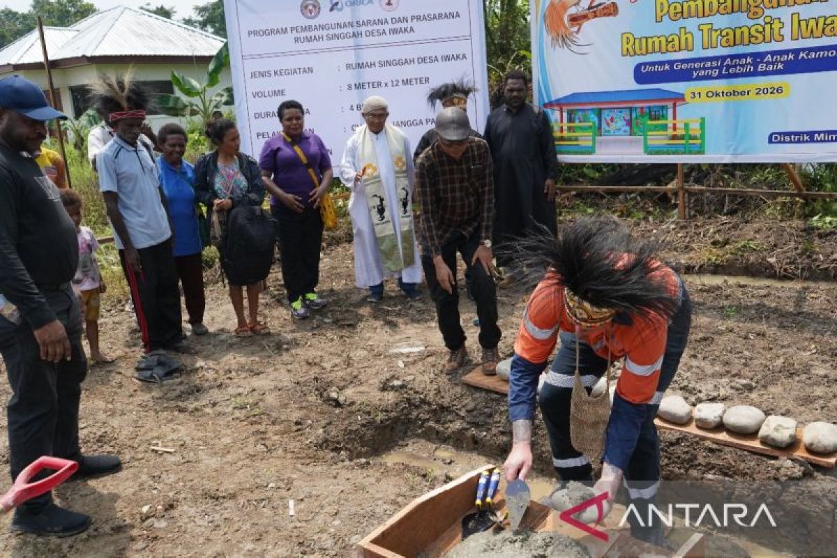 Peletakan batu pertama pembangunan rumah singgah di kompleks SD YPPK Iwaka, Mimika