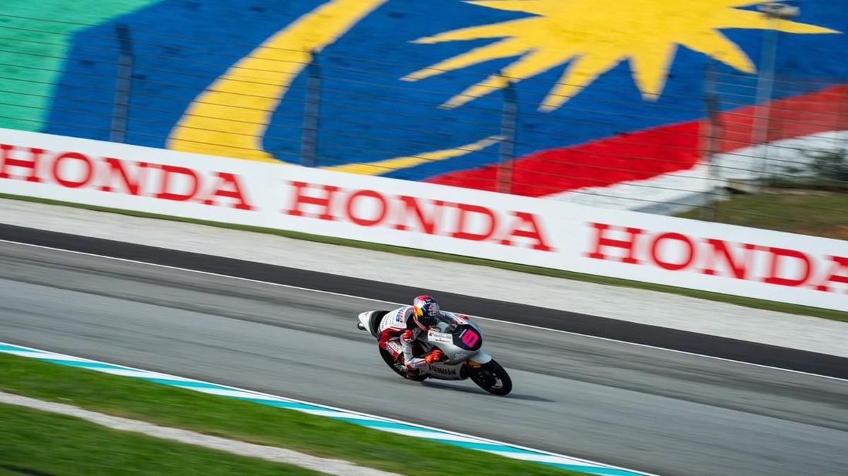 Pembalap Indonesia Veda Ega Pratama di lintasan balap Moto3