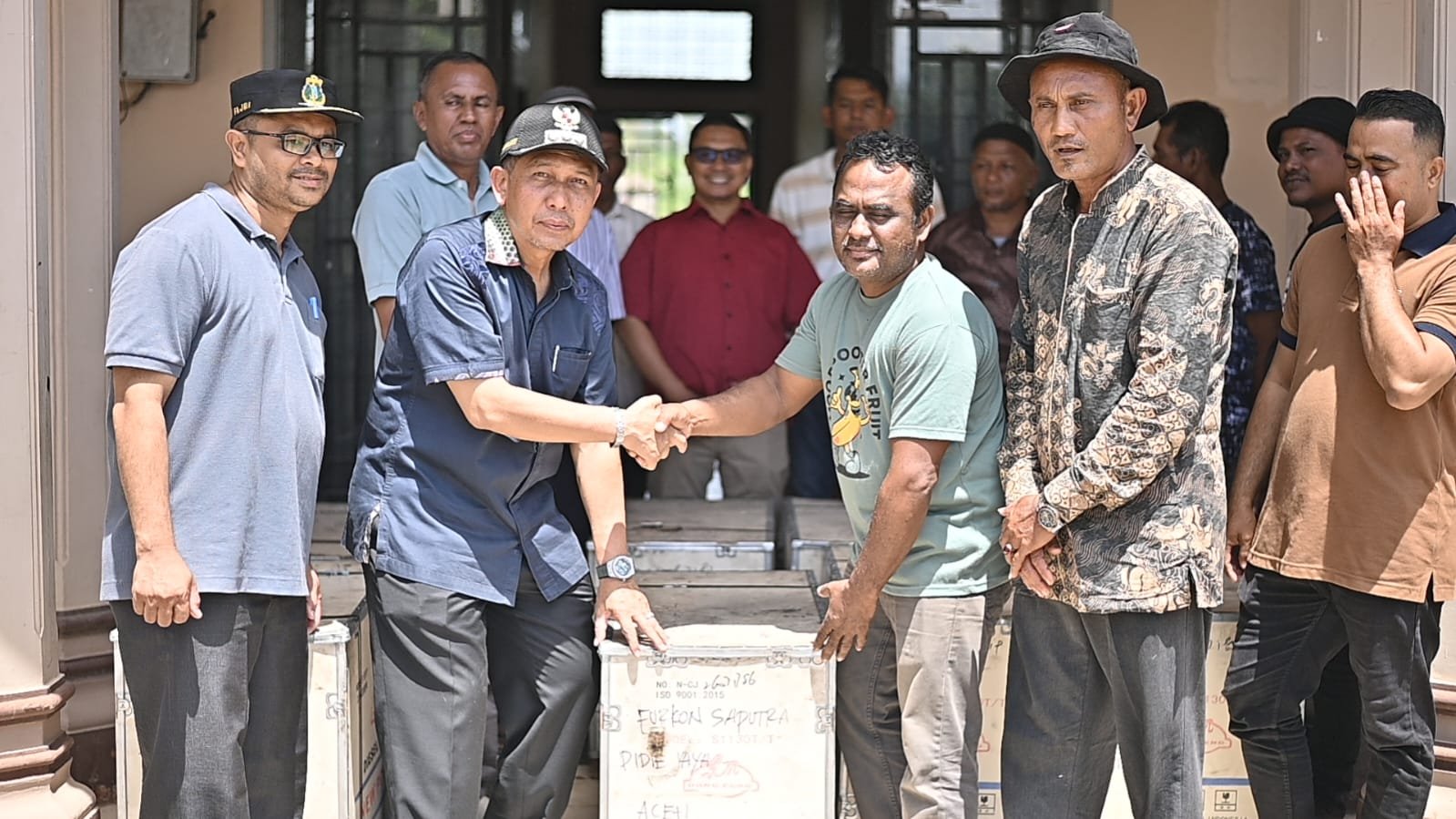 Para nelayan dan kapal kayu di kawasan pesisir saat banjir merusak mesin kapal