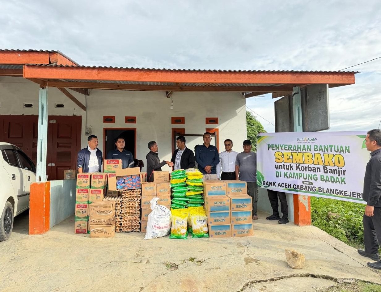 Penyerahan bantuan sembako kepada warga korban banjir bandang