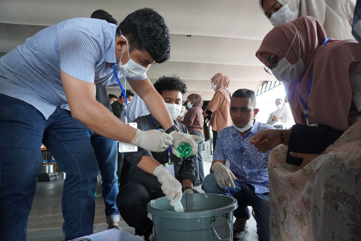 Purna pekerja migran belajar mengolah minyak nilam dalam pelatihan di Banda Aceh