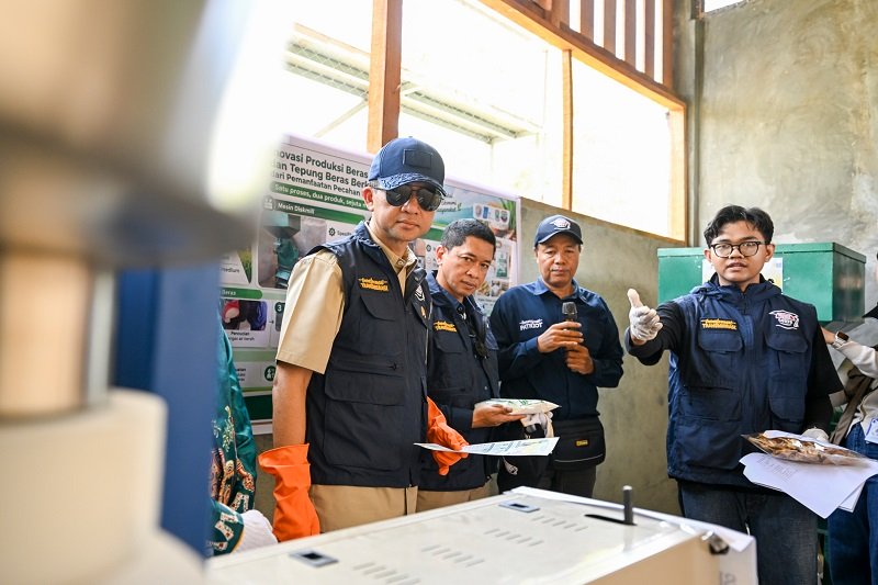 Sejumlah pejabat meninjau peralatan pengolahan beras di kawasan transmigrasi