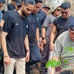 Kepala Otorita IKN bersama para pemuda menanam pohon di area bekas karhutla Tahura Bukit Soeharto